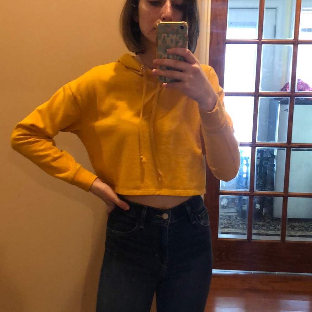 Small yellow cropped sweatshirt from H&M!